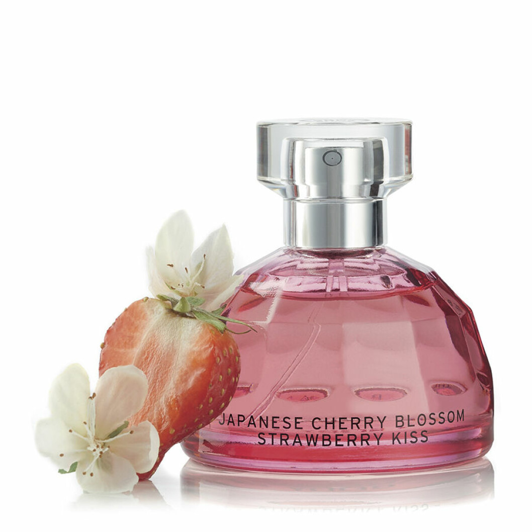 The Body Shops ljuvliga vårdoft Japanese cherry blossom strawberry kiss är 100 % procent vegansk och väldoftande. Japanese cherry blossom strawberry kiss vegansk