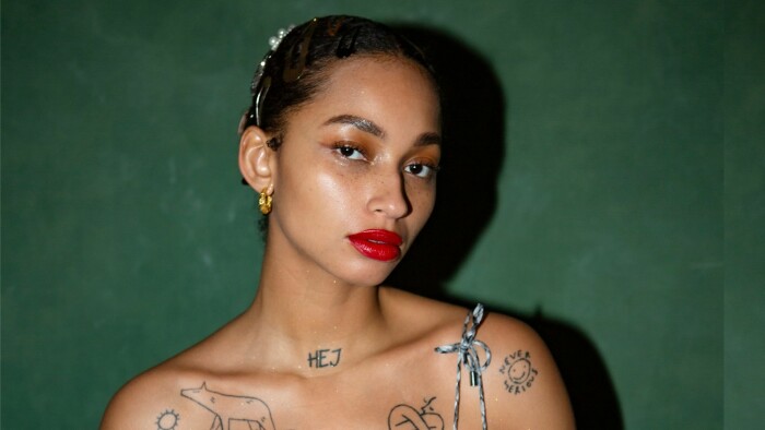 Tatueringen där det står "Hej" är Joys favorit. Joy M'Batha i intervju med ELLE