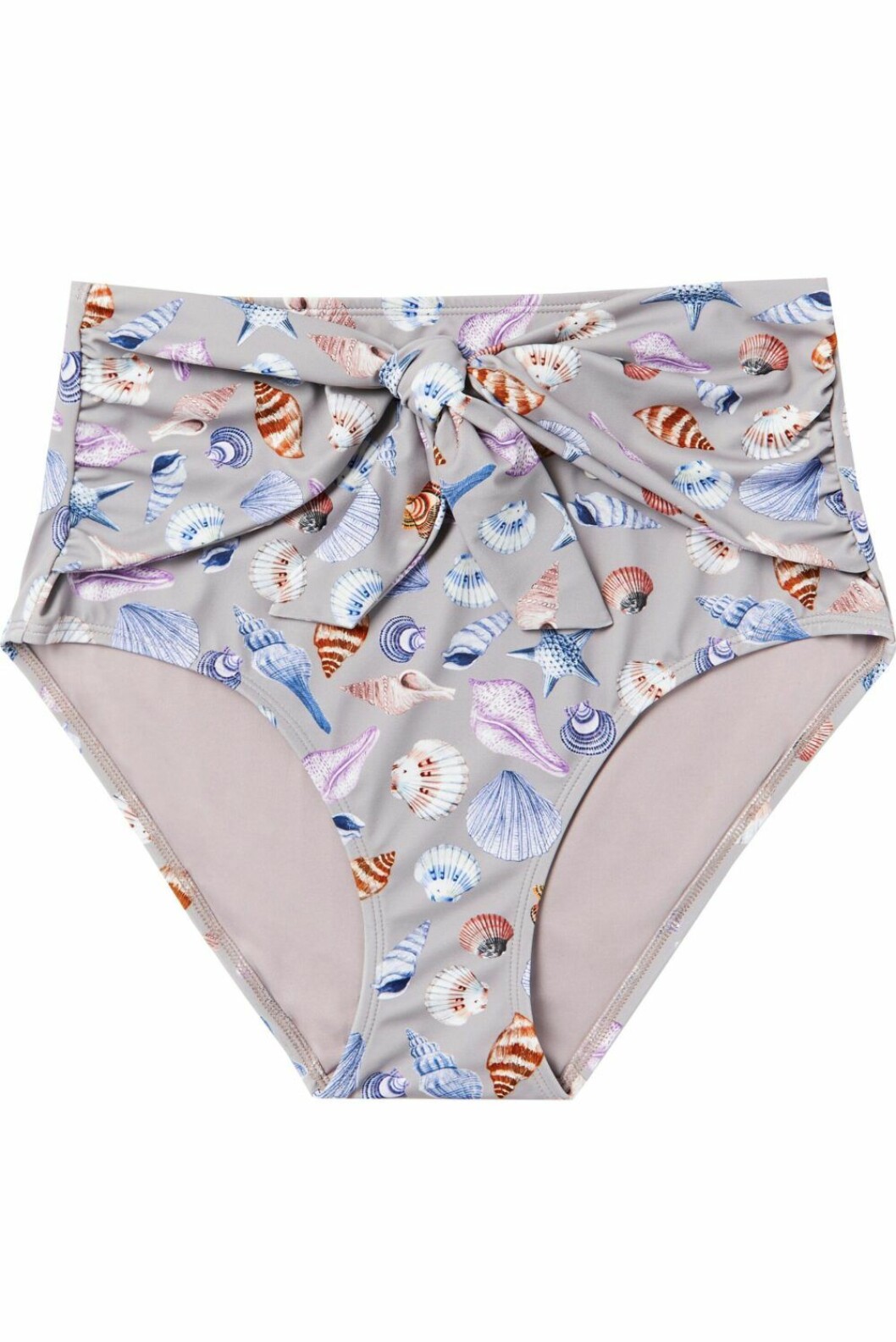Högmidjade bikinitrosor med snäckor.