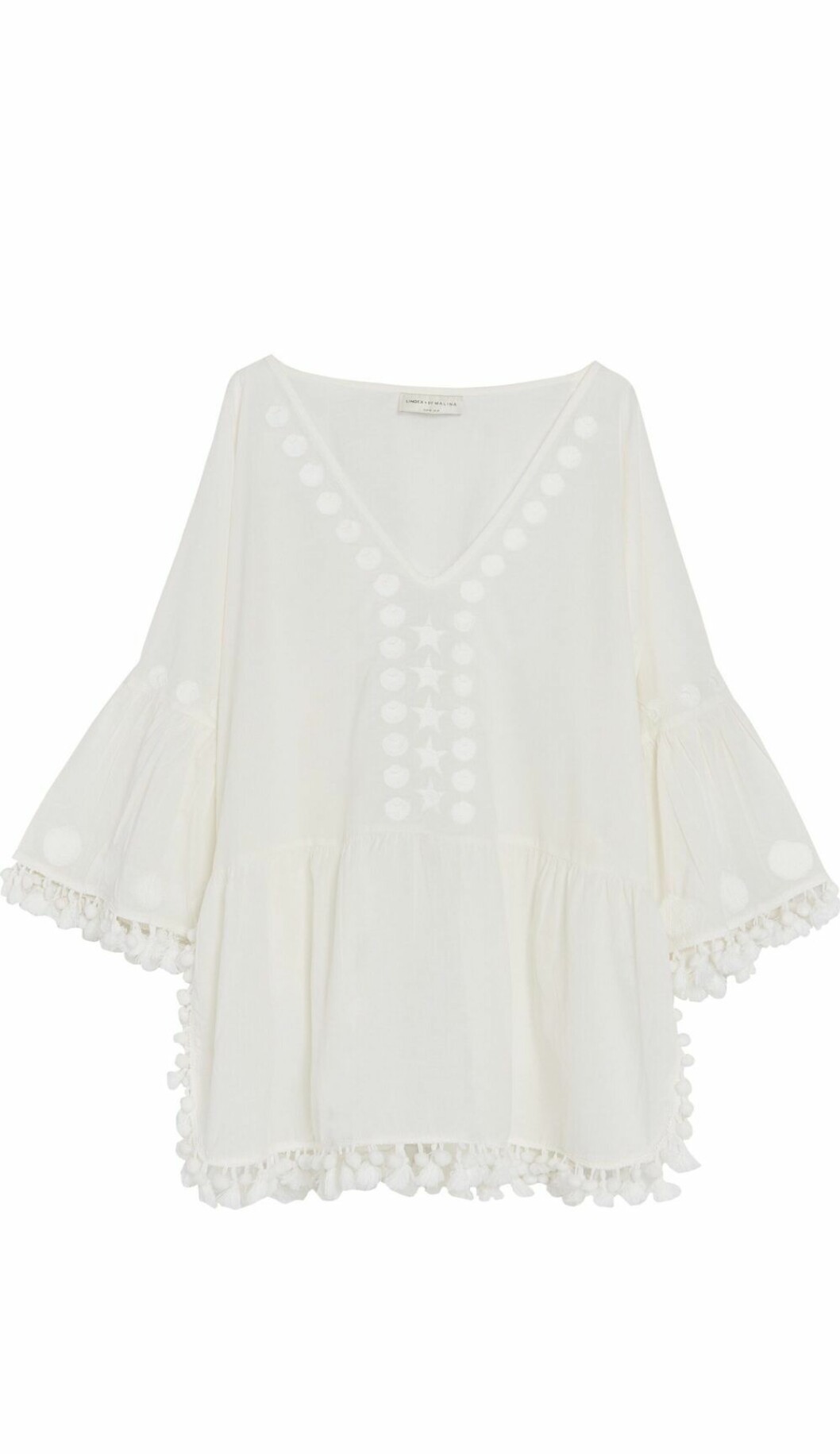 Vit blus med detaljer.