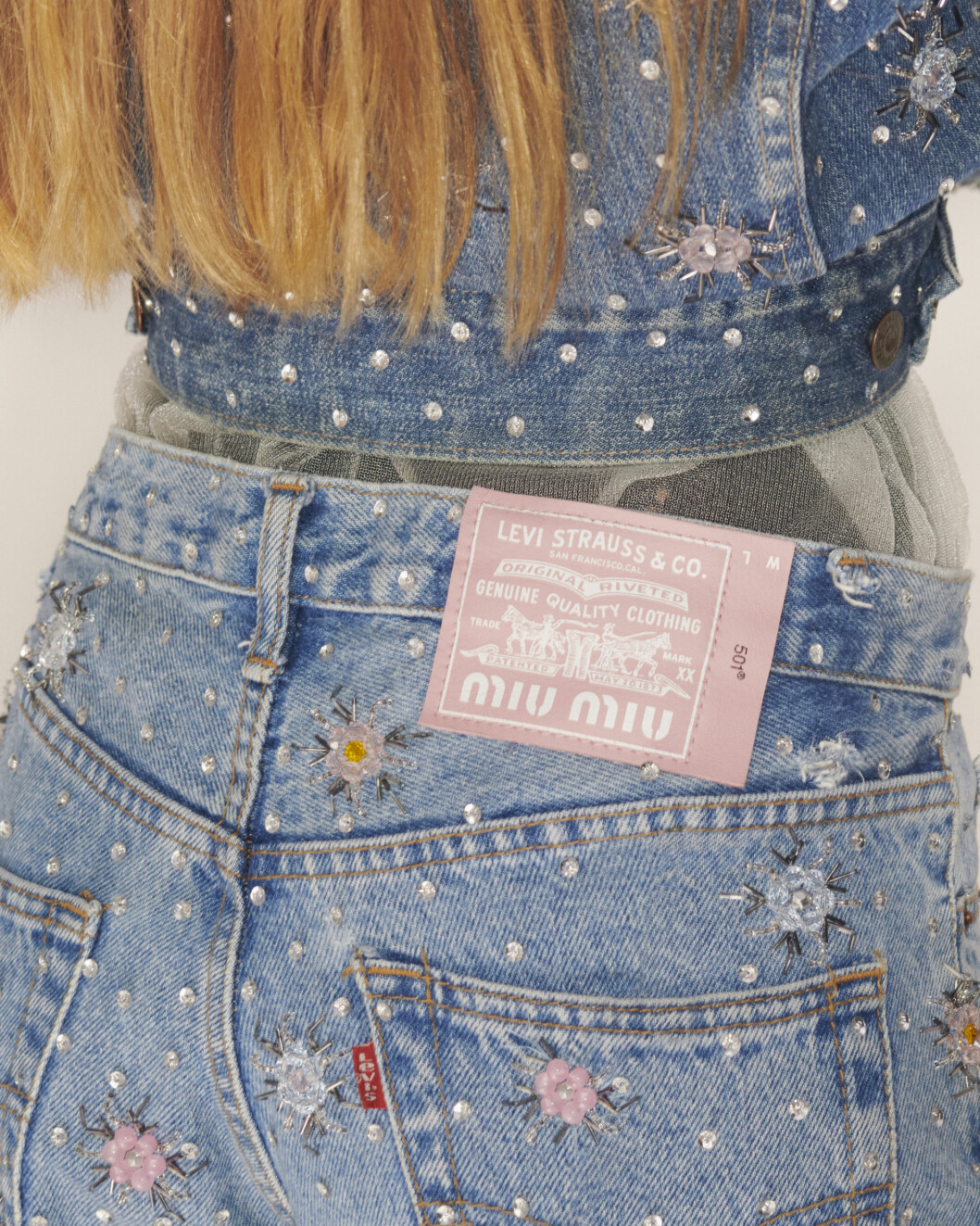 Pärlor, broderade blommor, paljetter är några av detaljerna som ger denimplaggen nytt liv. Miu Miu x Levis Pärlor, broderade blommor, paljetter är några av detaljerna som ger denimplaggen nytt liv.