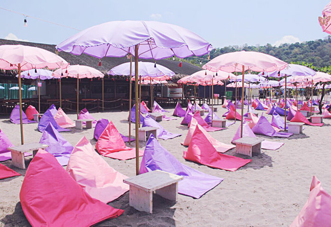Rosa solstolar på stranden