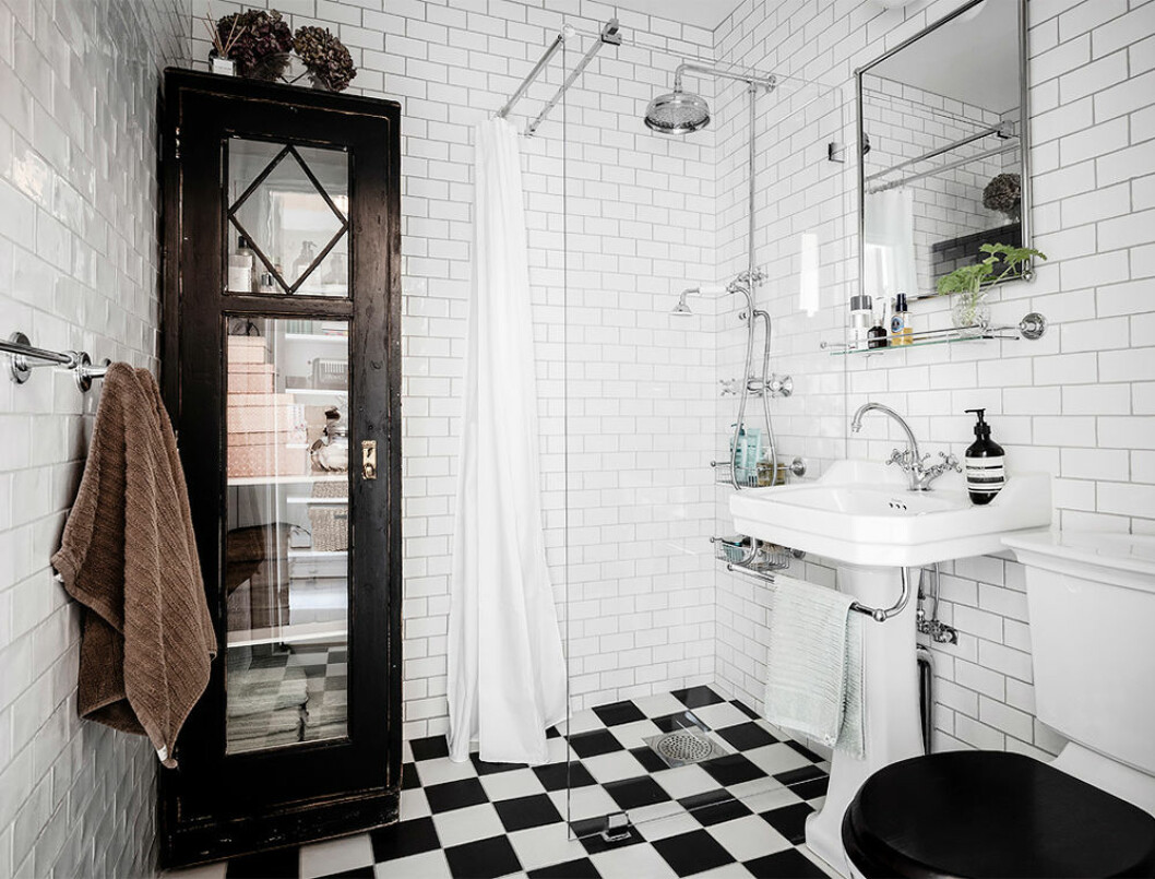Äldre trä, antikmässing och detaljer i klassisk stil skapar ett drömlikt badrum. Foto: Anders Bergstedt för <a href="https://www.instagram.com/entrancemakleri/" target="_blank" rel="noopener">Entrance mäkleri</a>/mäklare: Erika Bergholm Vackert badrum med patina och klassiska detaljer