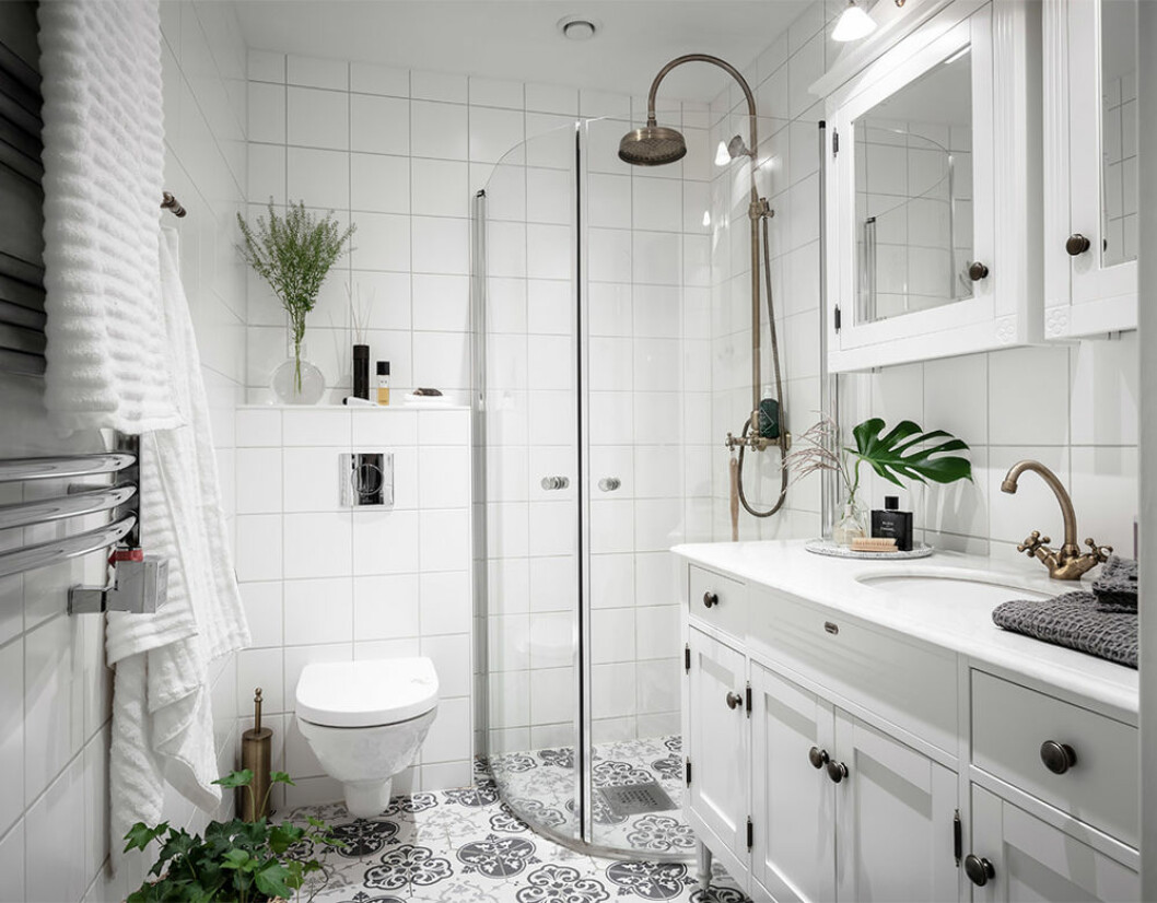 Växter är pricken över i:et i vilket badrum som helst! Foto: Anders Bergstedt Styling: Livindeco för Entrance mäkleri/mäklare: Jessica Fridstedt Badrum med mönstrat kakelgolv och gröna växter
