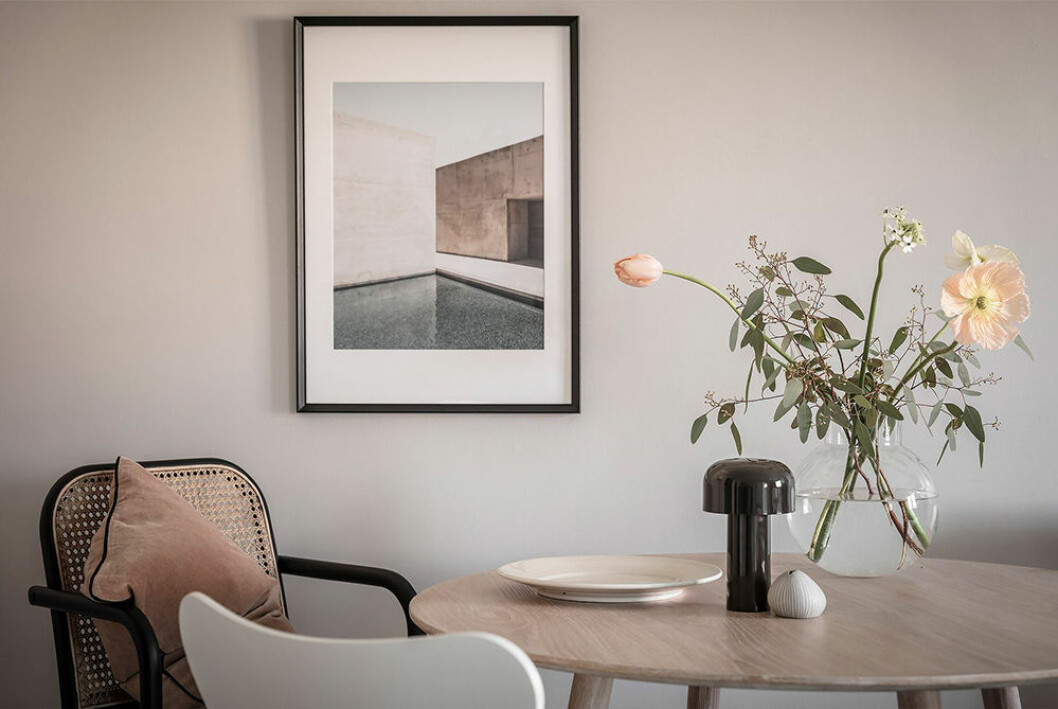 Säsongens vackraste blommor är ett fint sätt att ge hemmet en uppdatering. Foto: Anders Bergstedt Styling: Linnéa H. Manaberi/Cream and Navy för <a href="https://www.instagram.com/alvhem/?hl=sv" target="_blank" rel="noopener">Alvhem</a>/mäklare: Ann Stenmark vårens blommor och kvistar