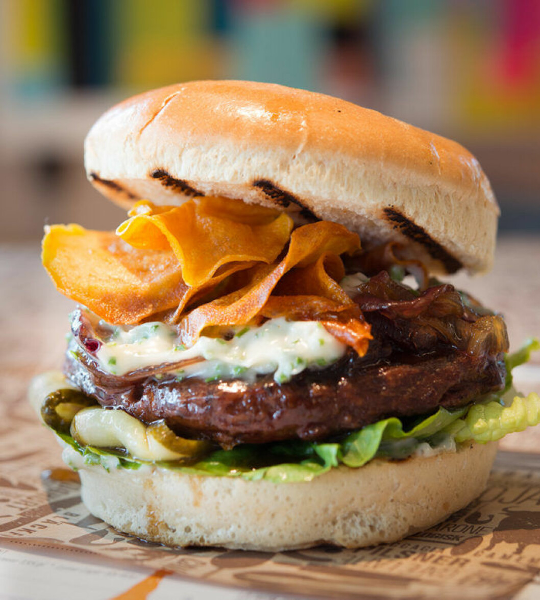 Vegansk burgare från Urban Deli. Vegansk burgare från Urban Deli.