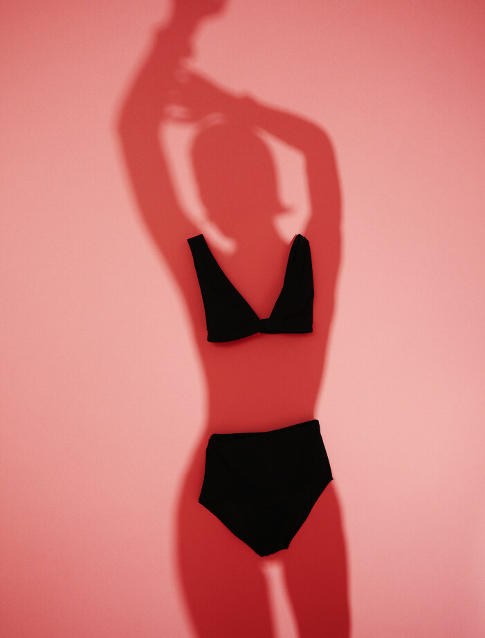 Bikinitopp, 1 000 kr,och bikinitrosa, 700 kr, båda Totême. Svart bikini från Totême