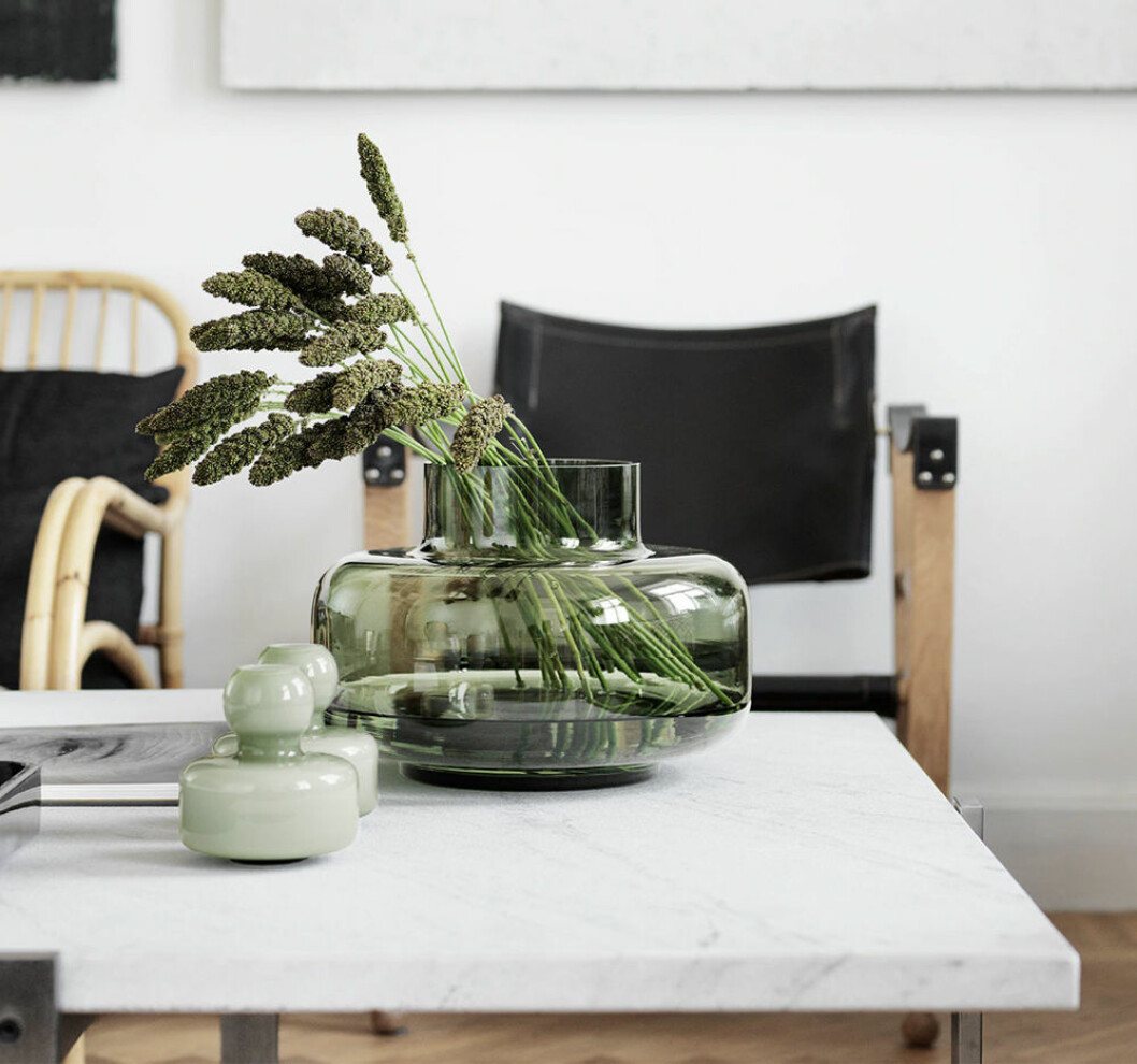Tonat glas är ett stilsäkert sätt att addera grönt i inredningen. Foto: Marimekko Vasen Urna i grönt tonat glas från Marimekko
