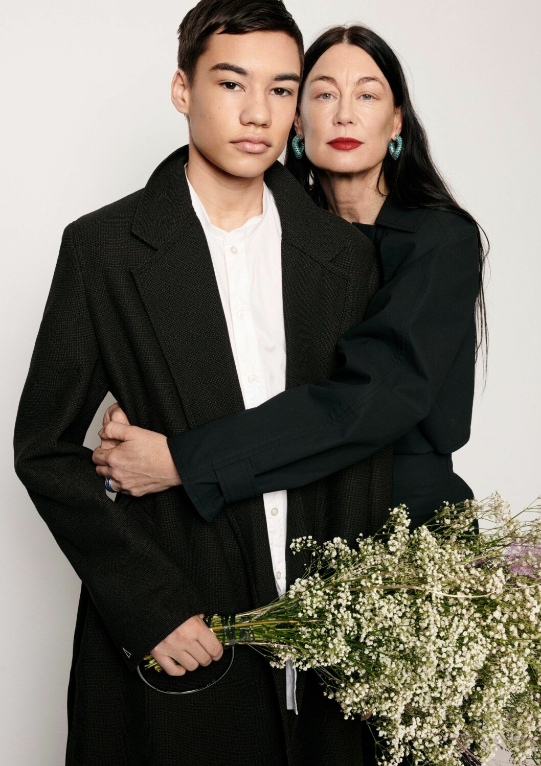 Aaron: Rock, pris vid förfrågan, Bottega Veneta. Skjorta, 790 kr, Cos. Byxor, vintage. Ursula: Klänning, pris vid förfrågan, Bottega Veneta. Örhängen, privata. Ursula i klänning från Bottega Veneta