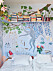 Förvaring och blåmålade väggdetaljer hos Ursula Wångander