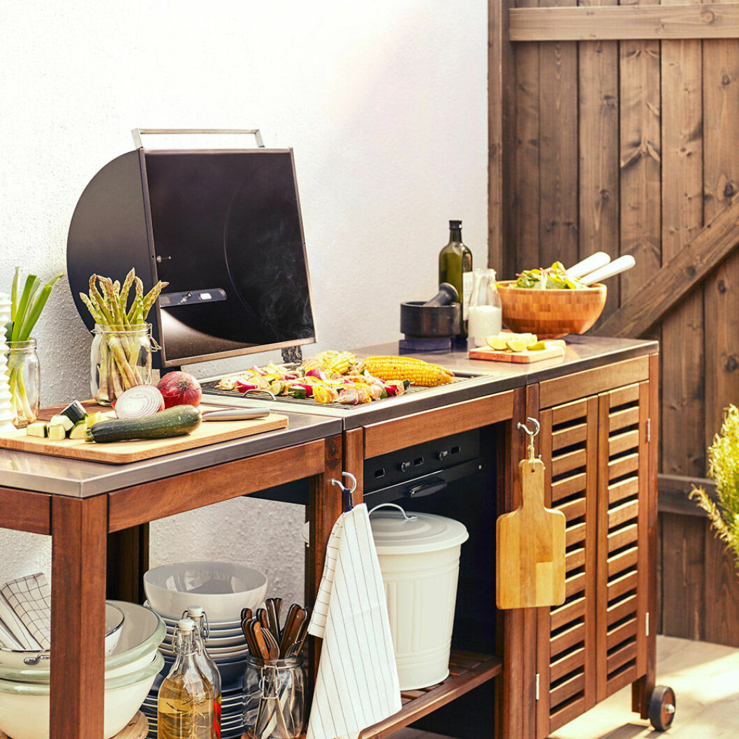 Utekök med kolgrill, rullvagn och skåp från <a href="http://www.ikea.com/se/sv/catalog/products/S99133398/" target="_blank" rel="noopener">Ikea</a>. Utekök med kolgrill, rullvagn och skåp från Ikea.