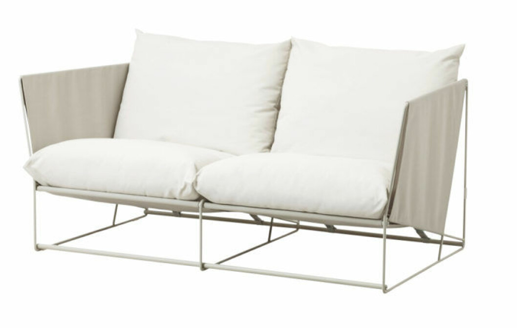 Soffa med nätta ben och ljusa textilier