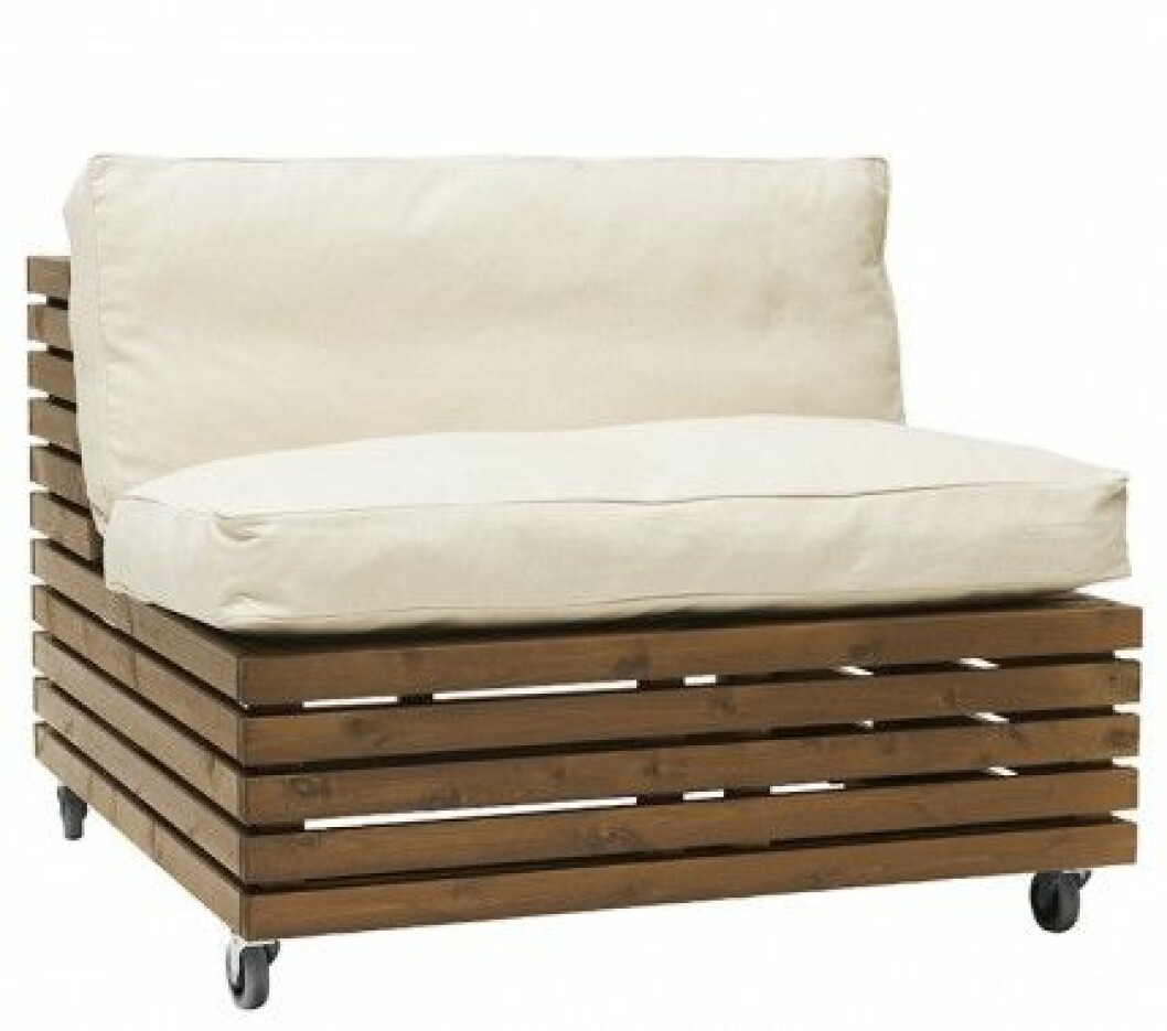 Fåtölj (tillhörande divan finns) <em>Bara Vara</em> med inbyggd förvaring, ca 3 300 kr/st, dyna, ca 1 095 kr, Hillerstorp. Fåtölj (tillhörande divan finns) Bara Vara med inbyggd förvaring, ca 3 300 kr/st, dyna, ca 1 095 kr, Hillerstorp.
