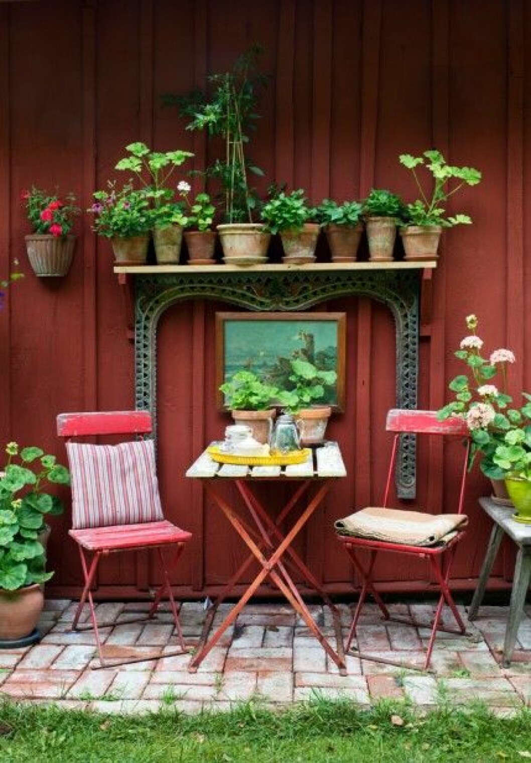 Både trädgård och inredning har fått växa fram med tiden. Hon tänker på gården som på en bostad och bygger rum med hjälp av krukor, möbler och blommor.<br>– Jag tänker mycket på att skapa perspektiv och rum-i-rummet, säger hon.<br>Den patinerade utemöbeln är köpt på auktion. Den ramas in av pelargoner och chili, vilket hjälper till att skapa ett rum i rummet. Både trädgård och inredning har fått växa fram med tiden. Hon tänker på gården som på en bostad och bygger rum med hjälp av krukor, möbler och blommor. – Jag tänker mycket på att skapa perspektiv och rum-i-rummet, säger hon. Den patinerade utemöbeln är köpt på auktion. Den ramas in av pelargoner och chili, vilket hjälper till att skapa ett rum i rummet.