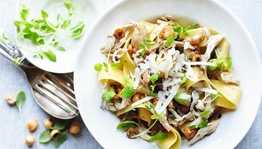 Pasta med  kyckling, mejram, hasselnötter  och parmesan