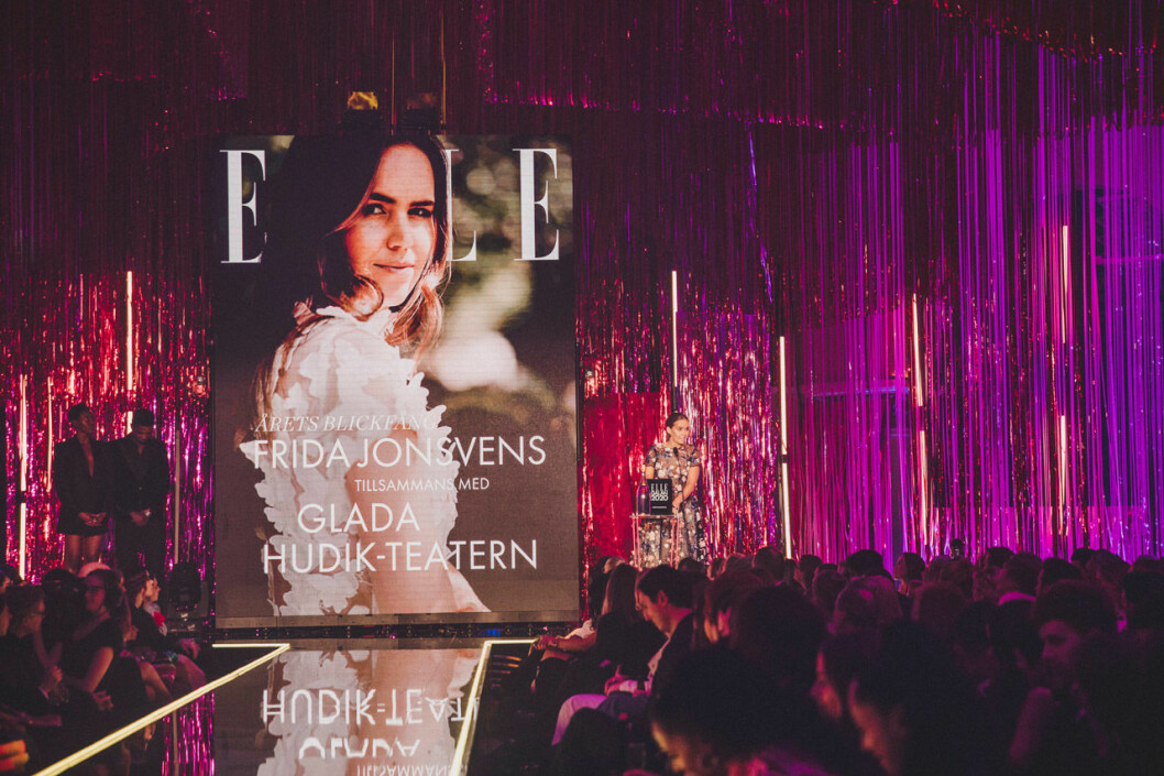 Frida Jonsvens tar emot sitt pris "Årets blickfång" på scen.