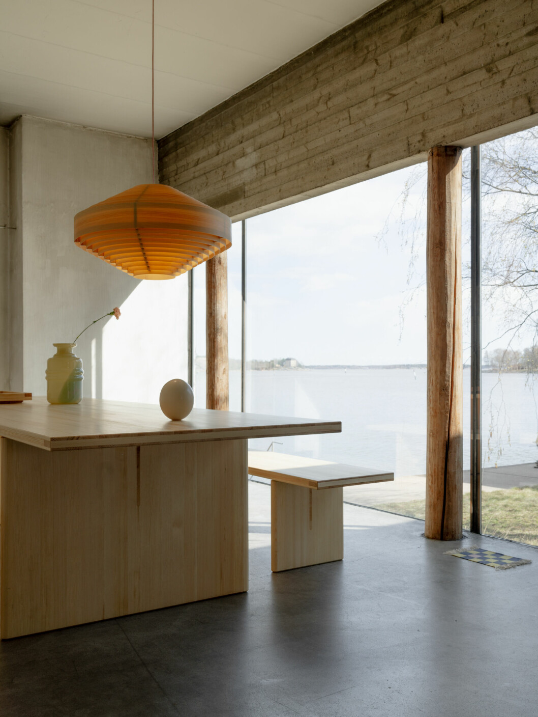 Brutalism och minimalism i ett med furubord och bänk från Vaarnii. möbler i furu är trendiga 2023