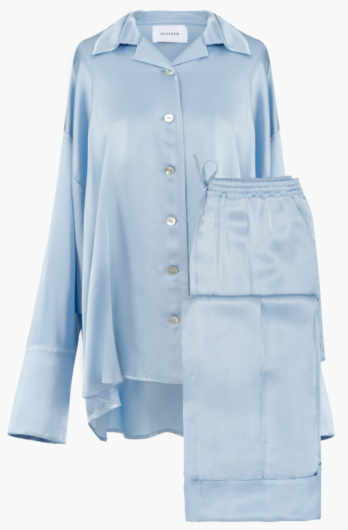 Vacker och lyxig isblå pyjamas i onesize från Sleeper. S