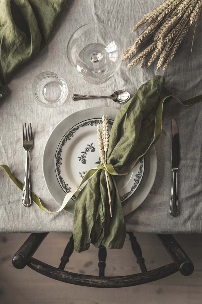 Tips! Utmana din kreativitet och använd det du redan har hemma för att piffa till både middag och fest i vinter. Några enkla strån och ett bortglömt snöre kan exempelvis piffa till dukningen. Foto: Cervera vacker vinterdukning i grönt