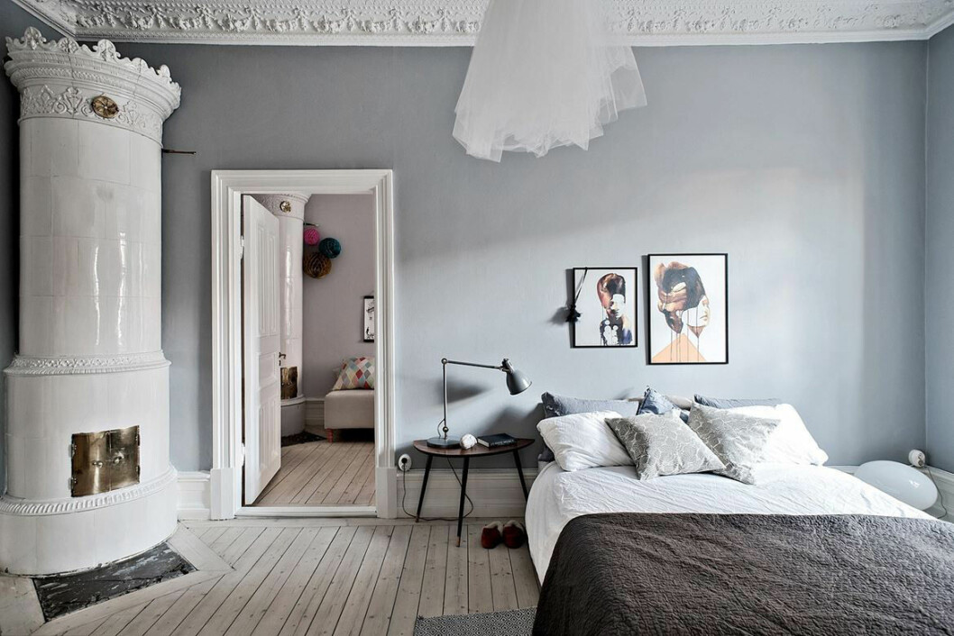 Foto: <a href="http://www.mariasahlander.se/" target="_blank" rel="noopener">Maria Sahlander</a> för <a href="http://www.bjurfors.se/" target="_blank" rel="noopener">Bjurfors</a>/mäklare: Charlotta Lenhammar Grå väggfärg