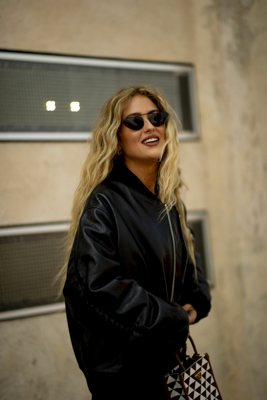 Vågigt hår är en av årets stora hårtrender – och en självklar favorit på sommaren! vågigt hår sommar styling trend
