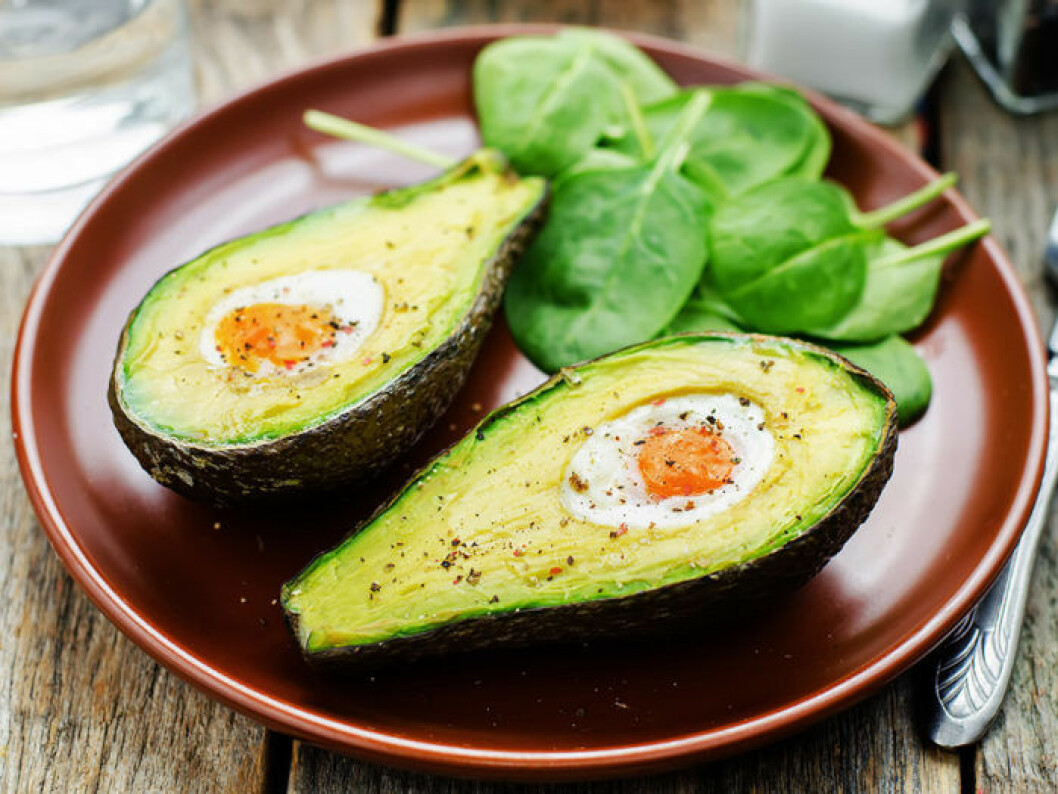 Bakad avokado med vaktelägg. Foto: Shutterstock