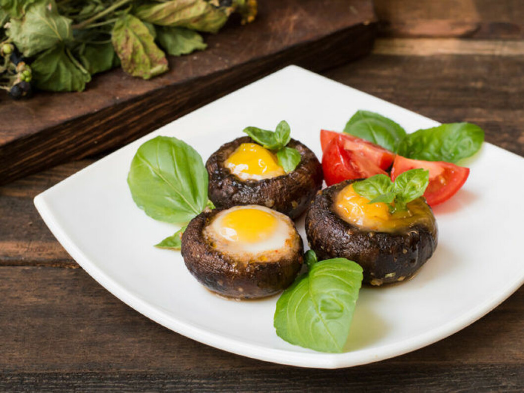 Champinjoner fyllda med vaktelägg. Foto: Shutterstock