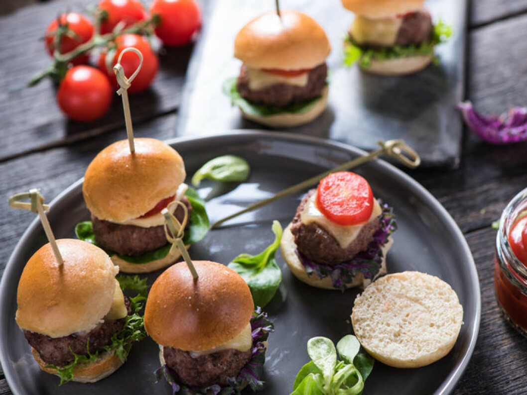 Minihamburgare med vaktelägg. Foto: Shutterstock