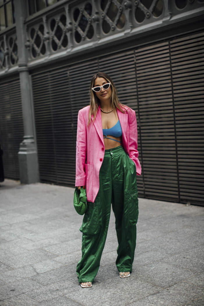 Även grönt är snyggt med trendfärgen rosa – <a target="_blank" href="https://www.elle.se/mode/i-host-bar-vi-gront-23-plagg-som-fixar-stilen/5429363">här hittar du de bästa gröna köpen</a>. Valentina Valdinoci iklädd rosa kavaj och gröna byxor