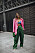 Valentina Valdinoci iklädd rosa kavaj och gröna byxor