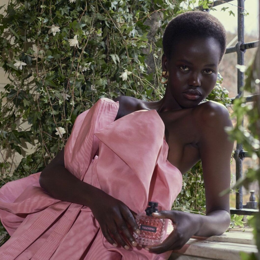 Adut för Valentinos doft Born in Roma. Adut Akech