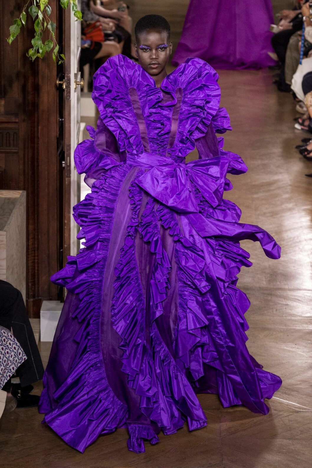 Adut Akech för Valentino haute couture. Adut Akech Valentino