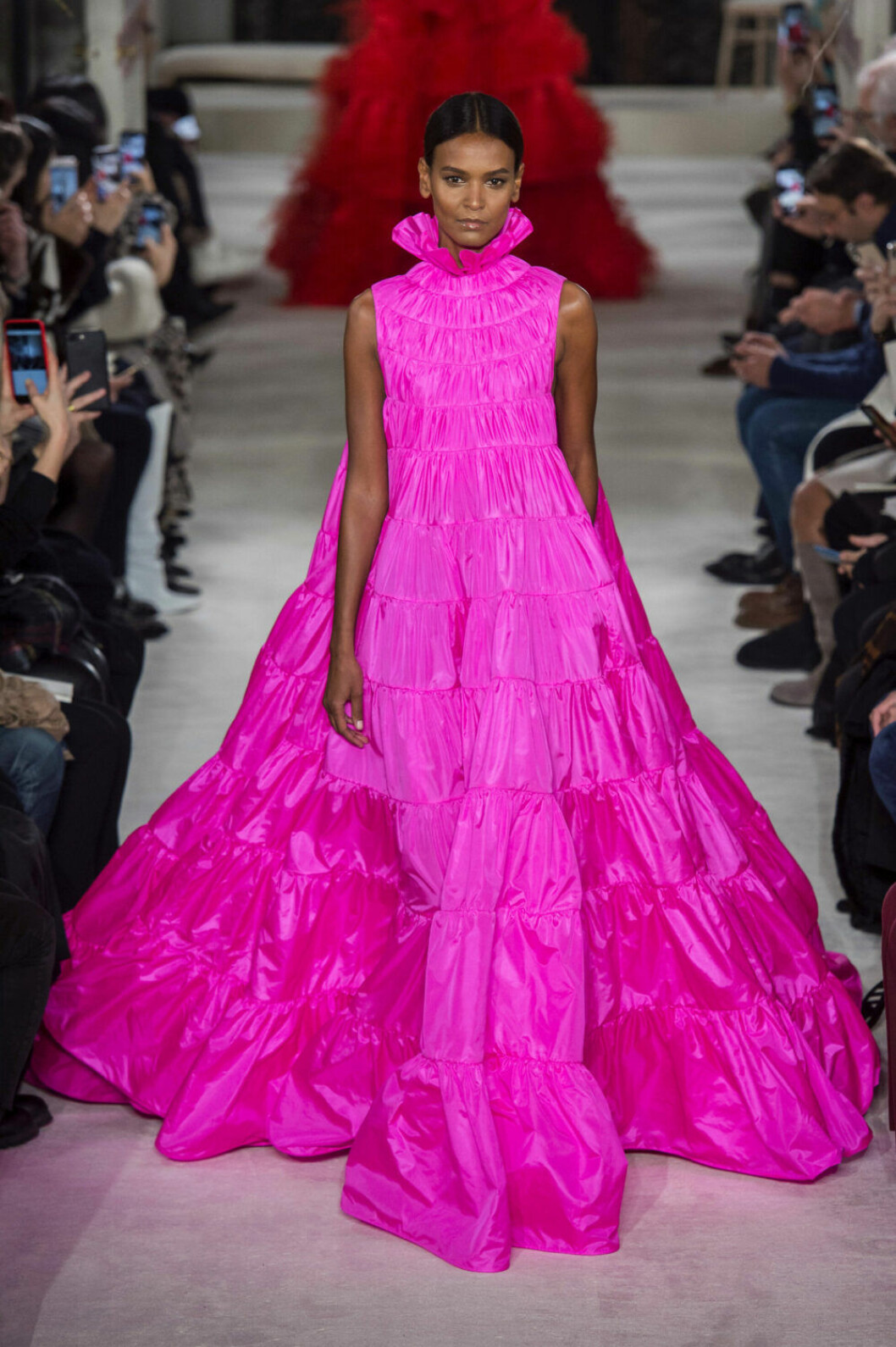 Valentino Haute Couture SS19, Rosa klänning med polokrage.