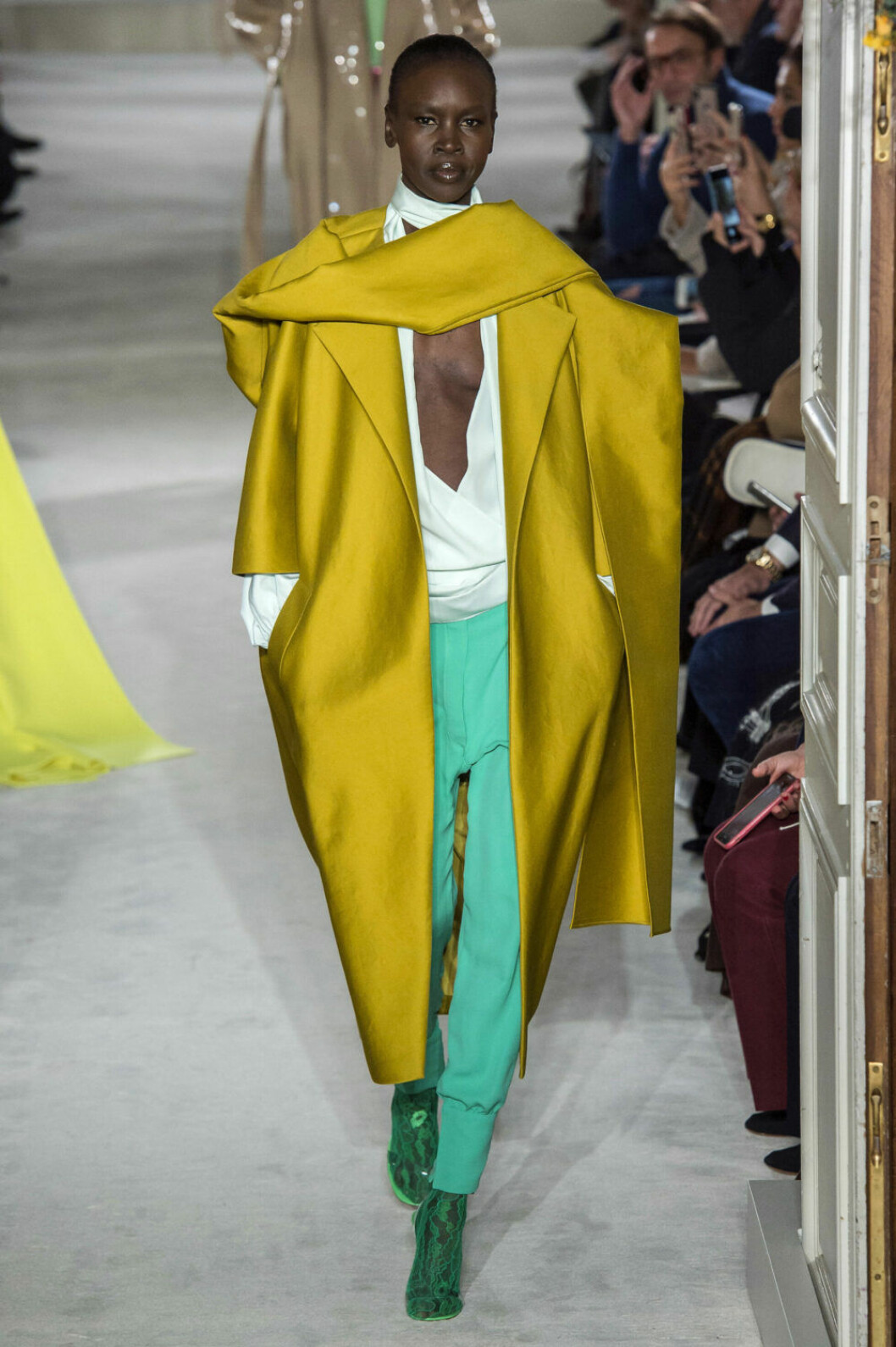 Valentino Haute Couture SS19, senapsgul kappa.