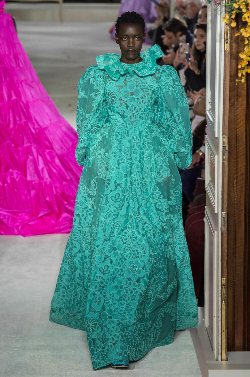 Valentino Haute Couture SS18, turkos långklänning med krage.