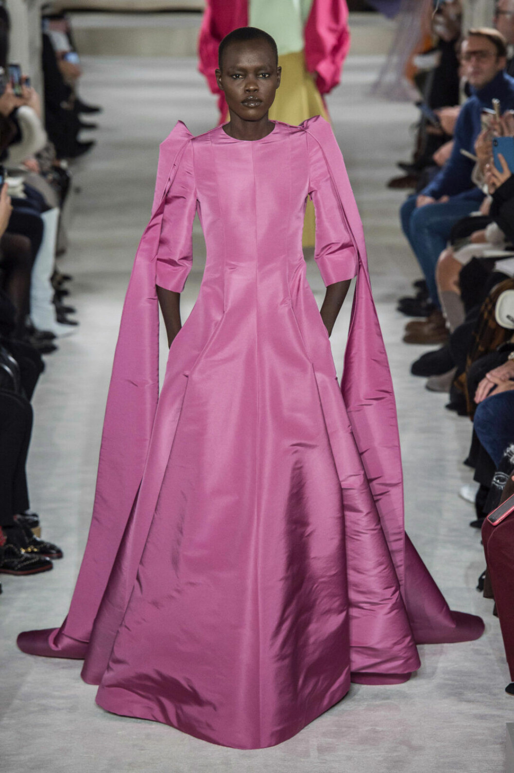 Valentino Haute Couture SS19, Rosa klänning med skarpa detaljer.
