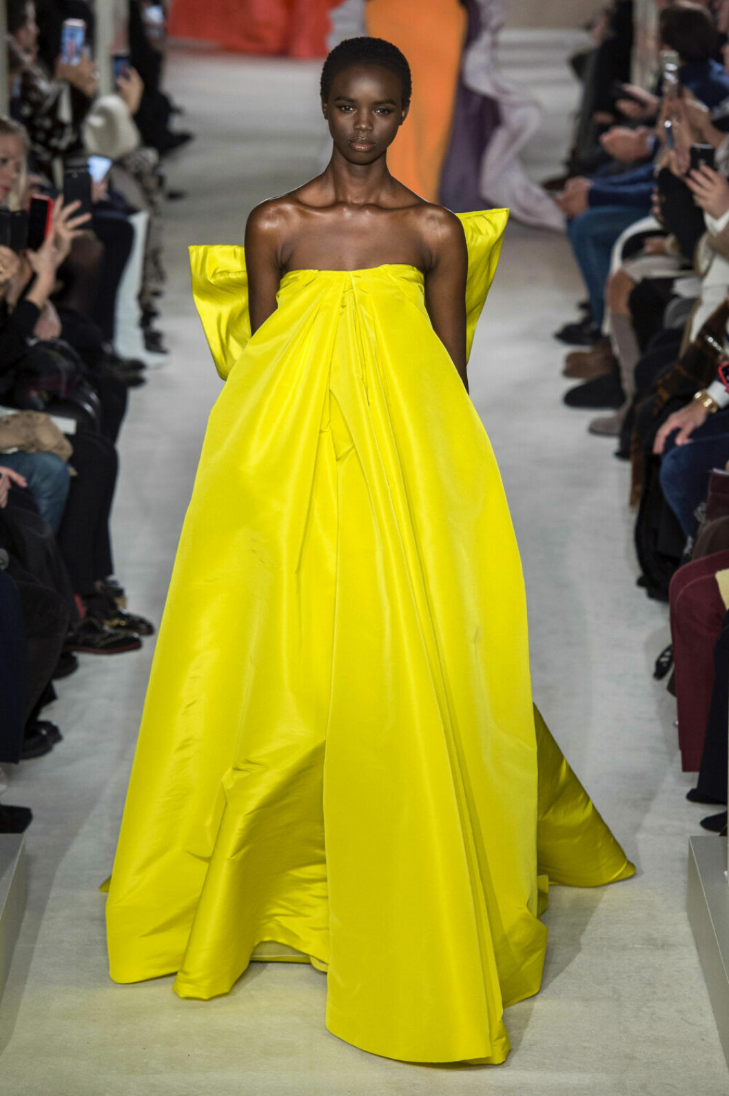 Valentino Haute Couture SS19. neongul klänning med rosett.