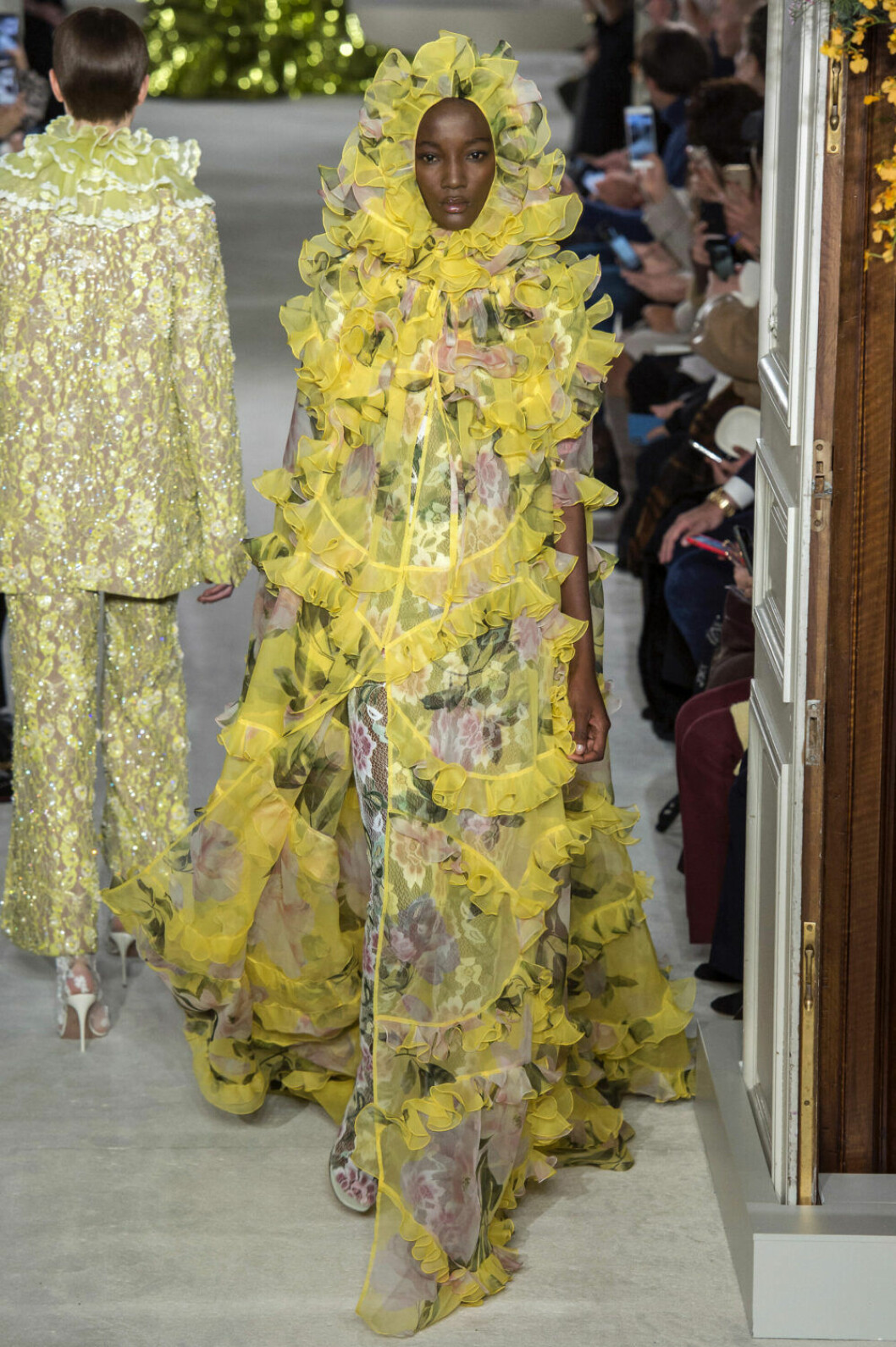 Valentino Haute Couture SS19, gul klänning i spets.