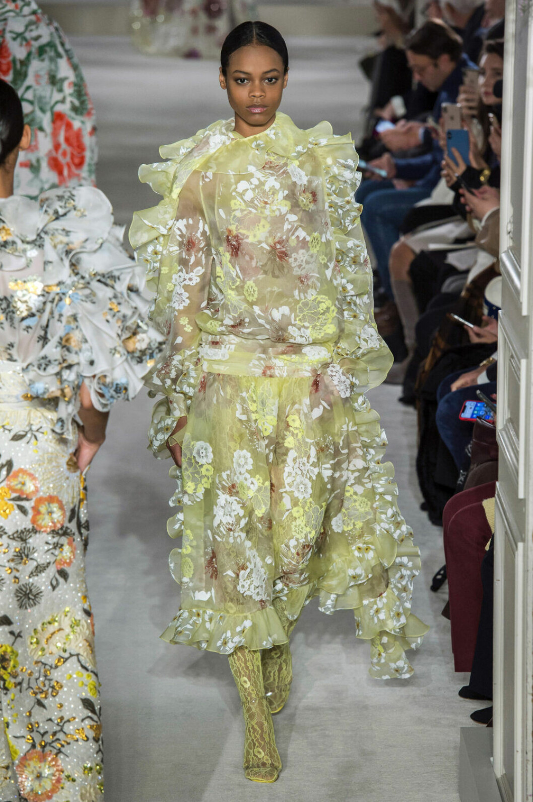 Valentino Haute Couture SS19, transparent klänning med volanger.