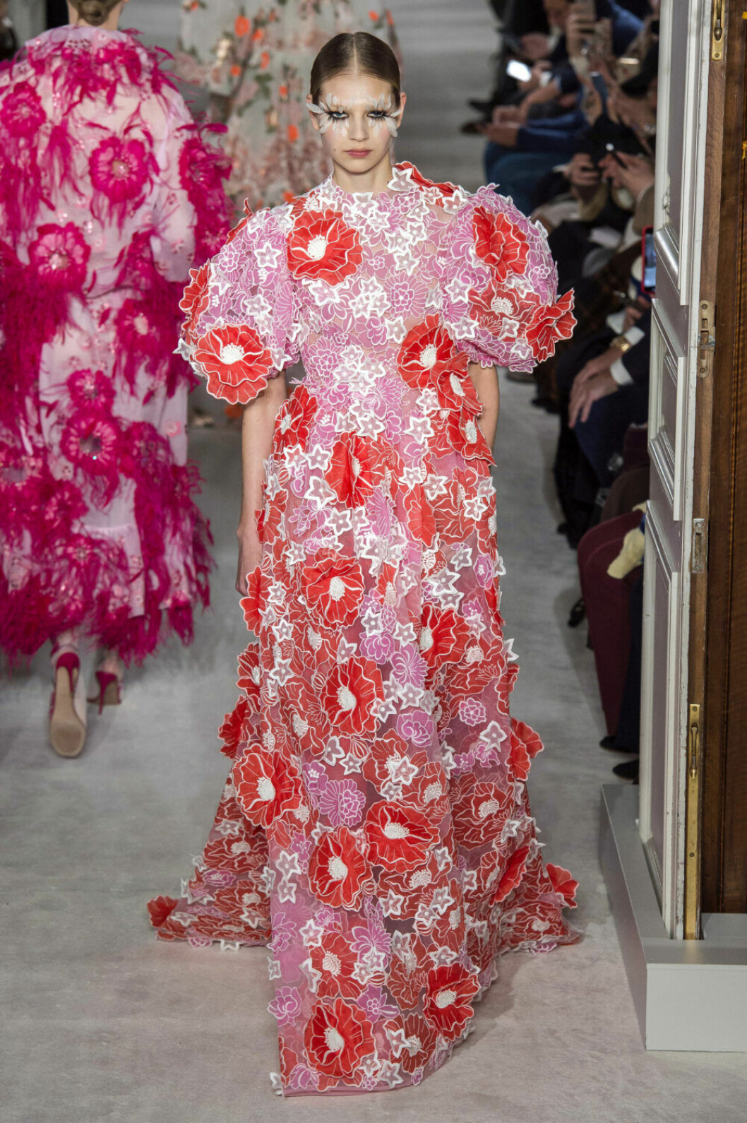 Valentino Haute Couture SS19, spetsklänning med rosa och röda blommor.