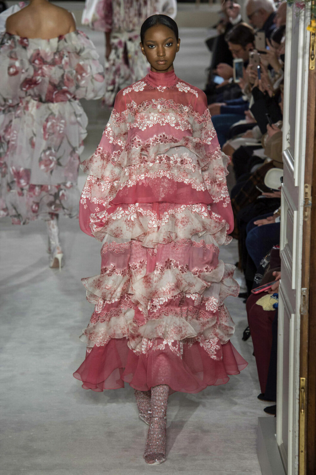 Valentino Haute Couture SS19, volangklänning i hallonrött.