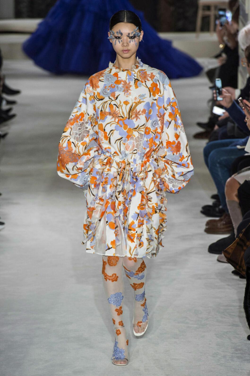 Valentino Haute Couture SS19, vit klänning med blommor i orange och blå.