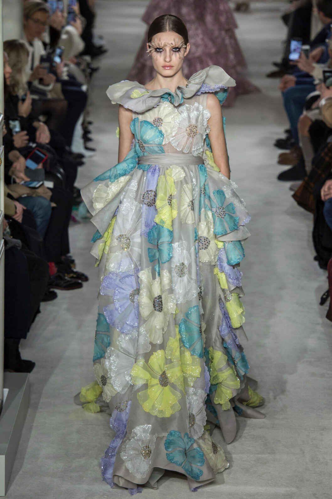 Valentino Haute Couture SS19, klänning med stora blommor i turkos och gul.