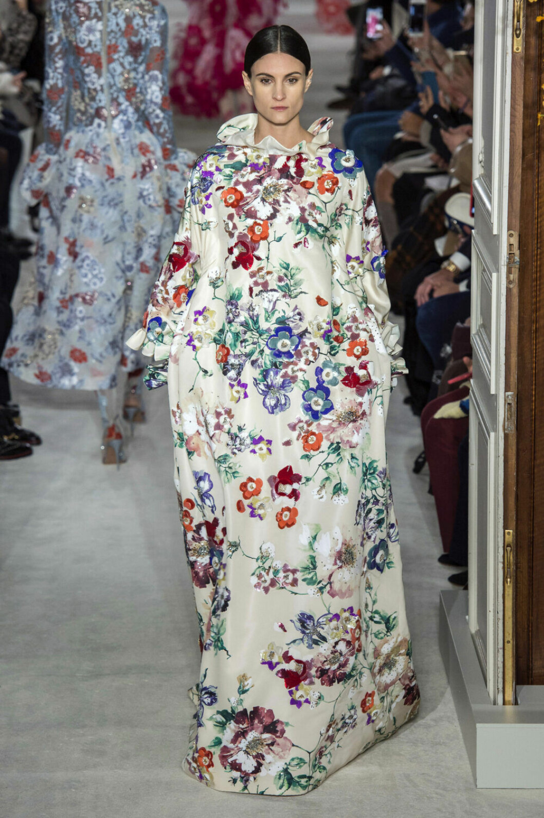 Valentino Haute Couture SS19, vit klänning med blomstertryck.