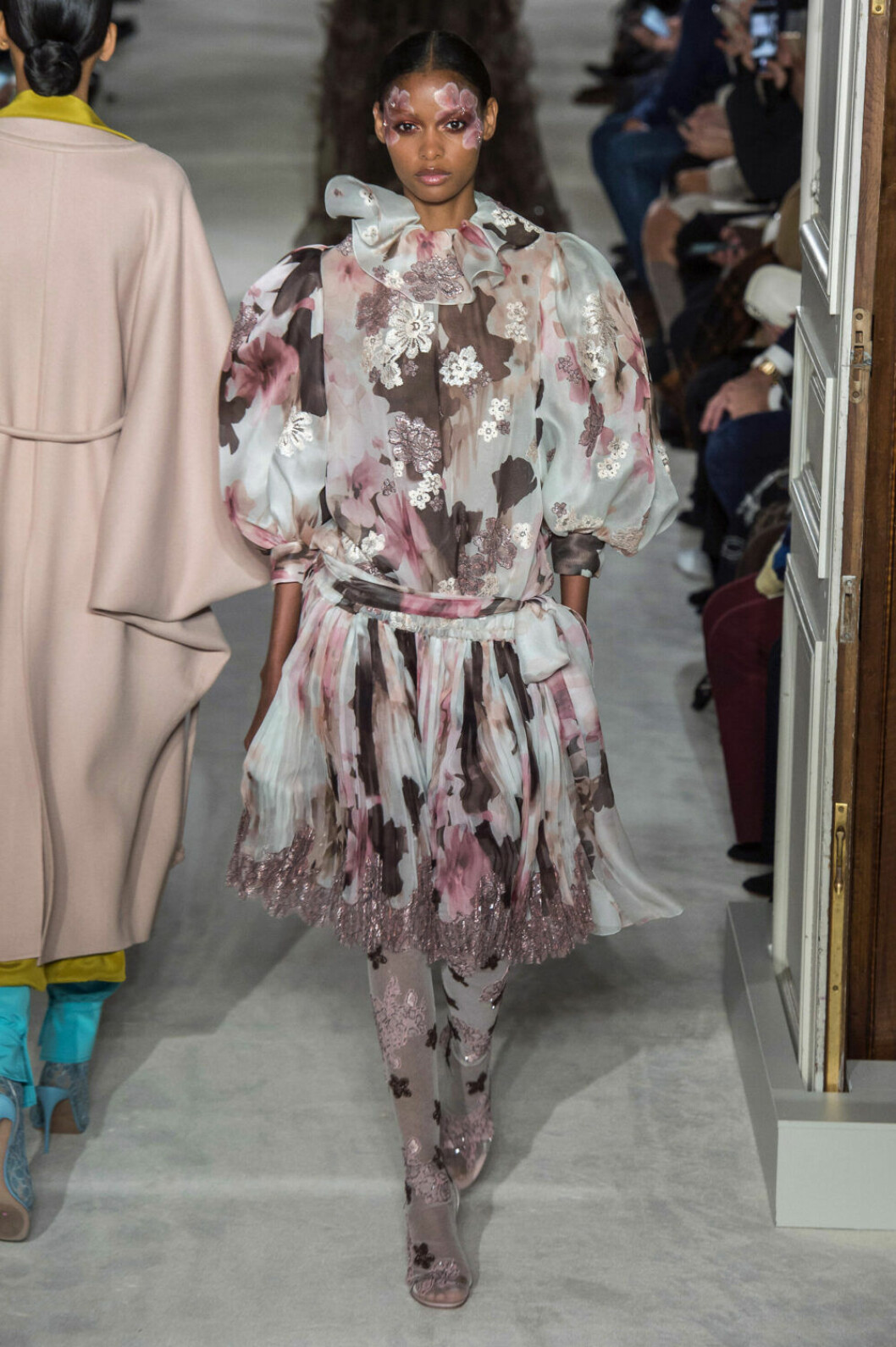 Valentino Haute Couture SS19, blomsterklänning i jordnära toner.