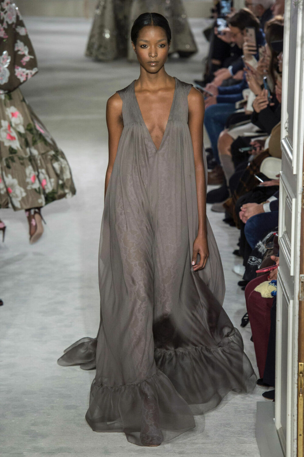 Valentino Haute Couture SS19, brun volangklänning.