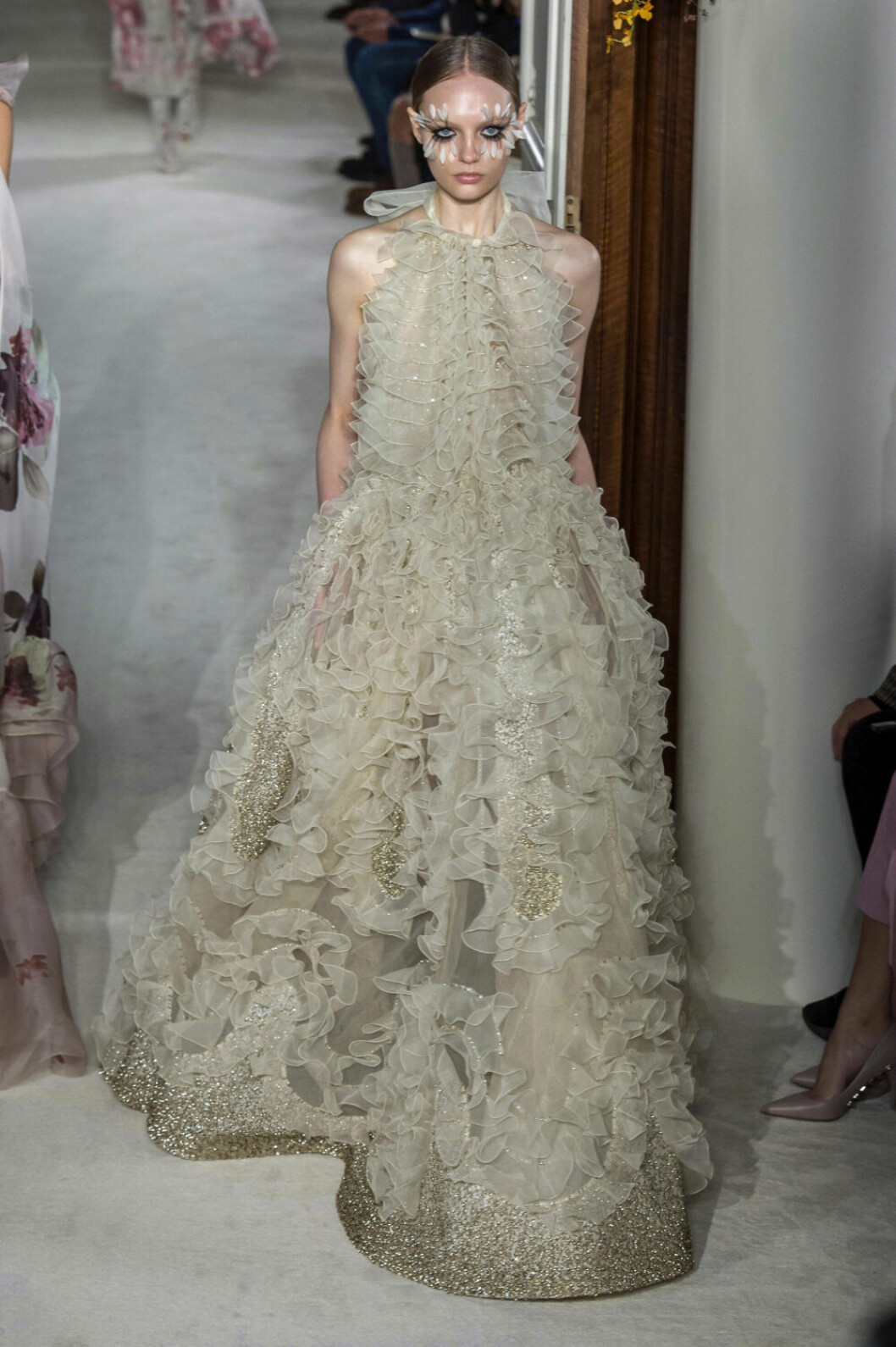 Jordnära toner på Valentino Haute Couture SS19.