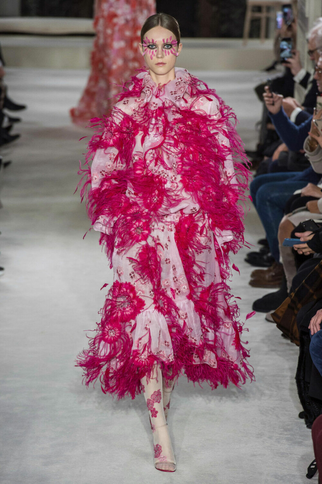 Valentino Haute Couture SS19, rosa klänning med fransar.
