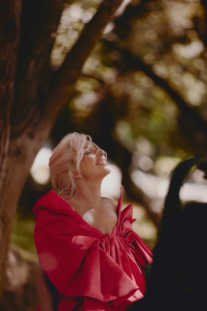 Lady Gaga i klassiskt Valentino-rött. Lady Gaga Voce Viva.