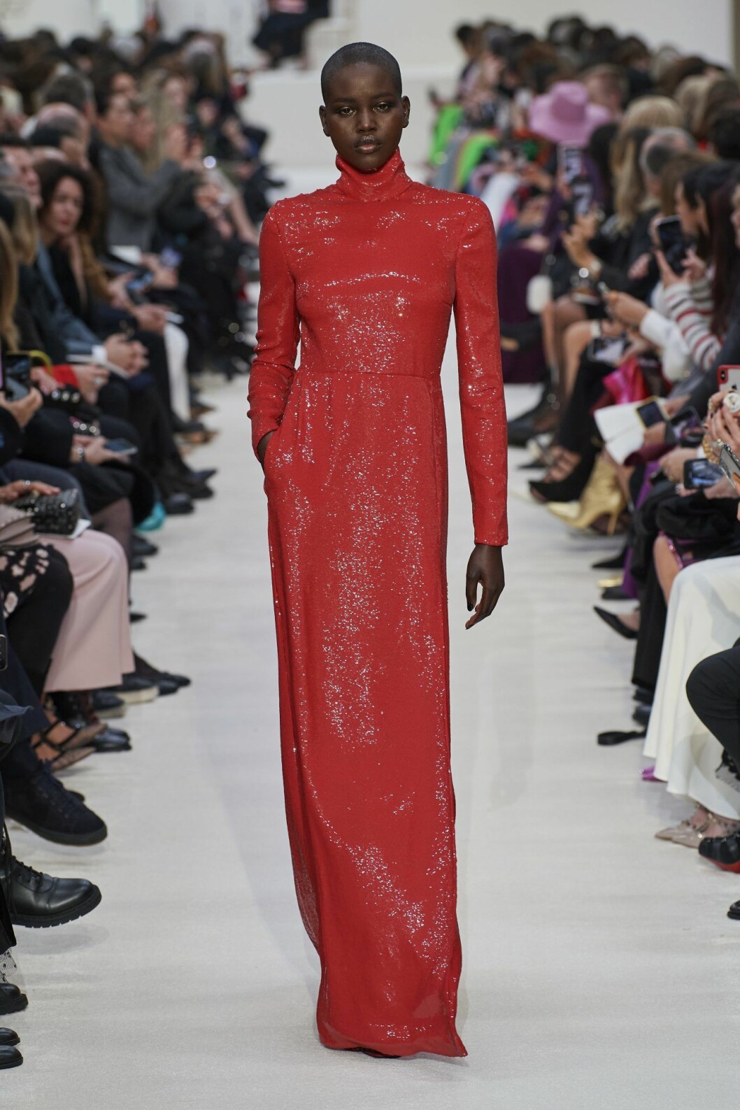 Röd glitterklänning Valentino AW20.